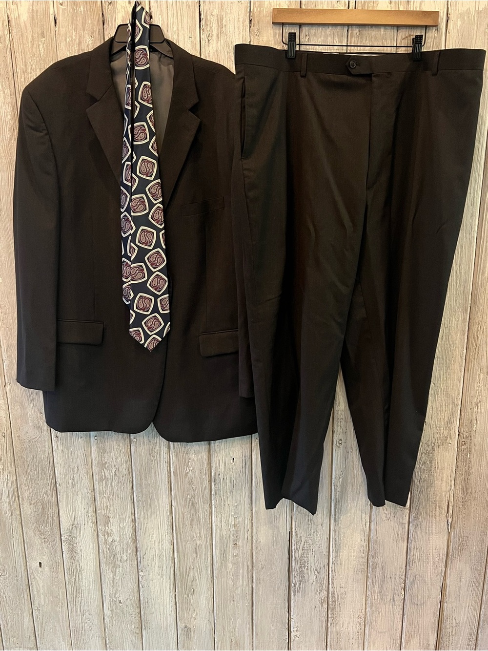🎩Vintage Men's Wilke-Rodriguez Dark Grey Two-P Suit With Tie🎩